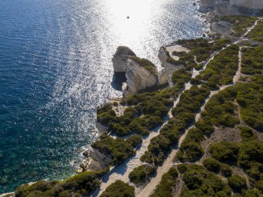 Beyaz kalker kayalıklardan, kayalıkları üzerinde havadan görünümü. Bonifacio. Corsica, Fransa. Corsica Sardunya dan ayıran Bonifacio Boğazı