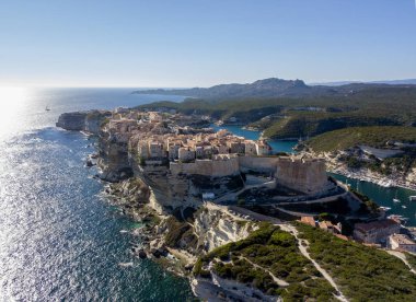 Beyaz kalker kayalıklardan uçurumlarda inşa Bonifacio eski şehrin havadan görünümü. Liman. Corsica, Fransa