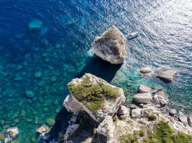 Beyaz kalker kayalıklardan, kayalıkları üzerinde havadan görünümü. Bonifacio. Turistlerle yelkenli tekneler. Corsica, Fransa. Corsica Sardunya dan ayıran Bonifacio Boğazı