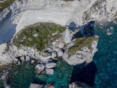 Beyaz kalker kayalıklardan, kayalıkları üzerinde havadan görünümü. Bonifacio. Corsica, Fransa. Corsica Sardunya dan ayıran Bonifacio Boğazı