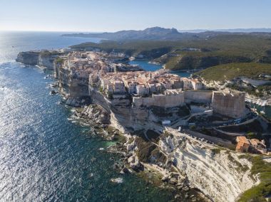 Beyaz kalker kayalıklardan uçurumlarda inşa Bonifacio eski şehrin havadan görünümü. Liman. Corsica, Fransa