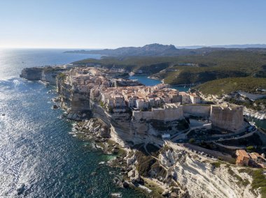 Beyaz kalker kayalıklardan uçurumlarda inşa Bonifacio eski şehrin havadan görünümü. Liman. Corsica, Fransa