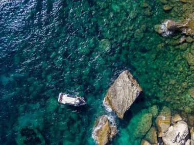 Beyaz kalker kayalıklardan, kayalıkları üzerinde havadan görünümü. Bonifacio. Turistlerle yelkenli tekneler. Corsica, Fransa. Corsica Sardunya dan ayıran Bonifacio Boğazı