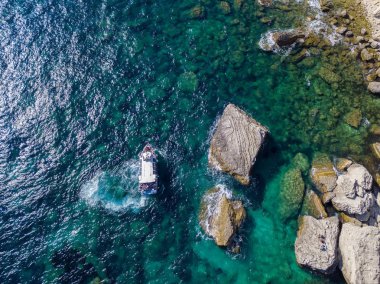 Beyaz kalker kayalıklardan, kayalıkları üzerinde havadan görünümü. Bonifacio. Turistlerle yelkenli tekneler. Corsica, Fransa. Corsica Sardunya dan ayıran Bonifacio Boğazı