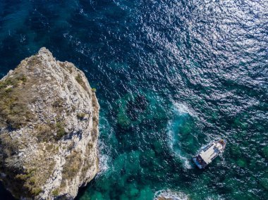 Beyaz kalker kayalıklardan, kayalıkları üzerinde havadan görünümü. Bonifacio. Turistlerle yelkenli tekneler. Corsica, Fransa. Corsica Sardunya dan ayıran Bonifacio Boğazı