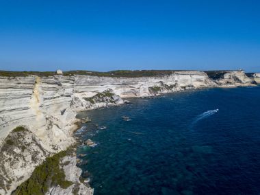 Beyaz kalker kayalıklardan, kayalıkları üzerinde havadan görünümü. Bonifacio. Turistlerle yelkenli tekneler. Corsica, Fransa. Corsica Sardunya dan ayıran Bonifacio Boğazı