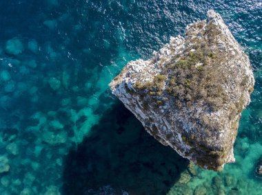 Beyaz kalker kayalıklardan, kayalıkları üzerinde havadan görünümü. Bonifacio. Corsica, Fransa. Corsica Sardunya dan ayıran Bonifacio Boğazı
