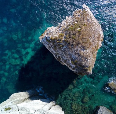 Beyaz kalker kayalıklardan, kayalıkları üzerinde havadan görünümü. Bonifacio. Corsica, Fransa. Corsica Sardunya dan ayıran Bonifacio Boğazı