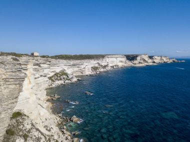 Beyaz kalker kayalıklardan, kayalıkları üzerinde havadan görünümü. Bonifacio. Corsica, Fransa. Corsica Sardunya dan ayıran Bonifacio Boğazı