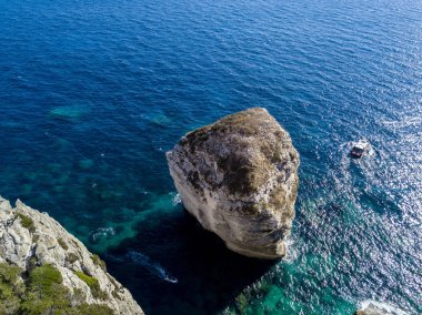 Beyaz kalker kayalıklardan, kayalıkları üzerinde havadan görünümü. Bonifacio. Turistlerle yelkenli tekneler. Corsica, Fransa. Corsica Sardunya dan ayıran Bonifacio Boğazı