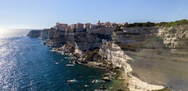 Beyaz kalker kayalıklardan uçurumlarda inşa Bonifacio eski şehrin havadan görünümü. Liman. Corsica, Fransa