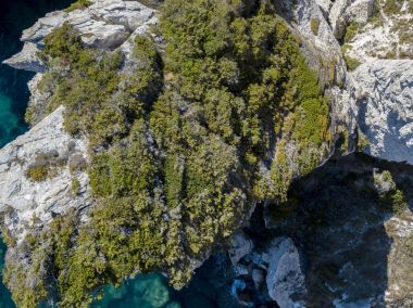 Beyaz kalker kayalıklardan, kayalıkları üzerinde havadan görünümü. Bonifacio. Corsica, Fransa. Corsica Sardunya dan ayıran Bonifacio Boğazı