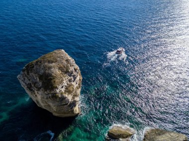 Beyaz kalker kayalıklardan, kayalıkları üzerinde havadan görünümü. Bonifacio. Turistlerle yelkenli tekneler. Corsica, Fransa. Corsica Sardunya dan ayıran Bonifacio Boğazı