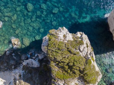 Beyaz kalker kayalıklardan, kayalıkları üzerinde havadan görünümü. Bonifacio. Corsica, Fransa. Corsica Sardunya dan ayıran Bonifacio Boğazı