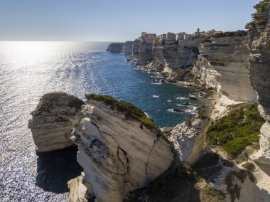Beyaz kalker kayalıklardan uçurumlarda inşa Bonifacio eski şehrin havadan görünümü. Liman. Corsica, Fransa