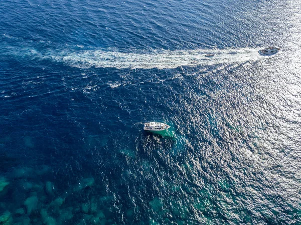 Вид с воздуха на пришвартованные лодки, плавающие по прозрачному морю. Дайвинг релаксации и летних каникул. Французская Ривьера, Корсика. Франция — стоковое фото