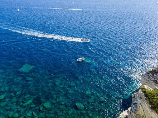 A légi felvétel a lehorgonyzott hajók úszó áttetsző tenger. Búvárkodás kikapcsolódás és nyári vakáció. Francia Riviéra, Corsica. Franciaország — Stock Fotó