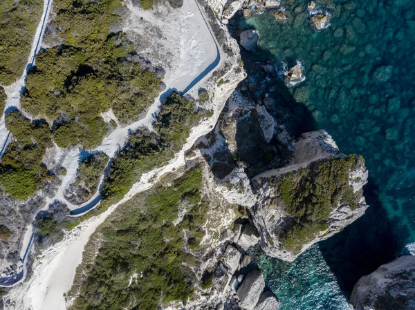 Flygfoto på vita kalkstensklippor, klippor. Bonifacio. Korsika, Frankrike. Bonifaciosundet skiljer Korsika från Sardinien — Stockfoto