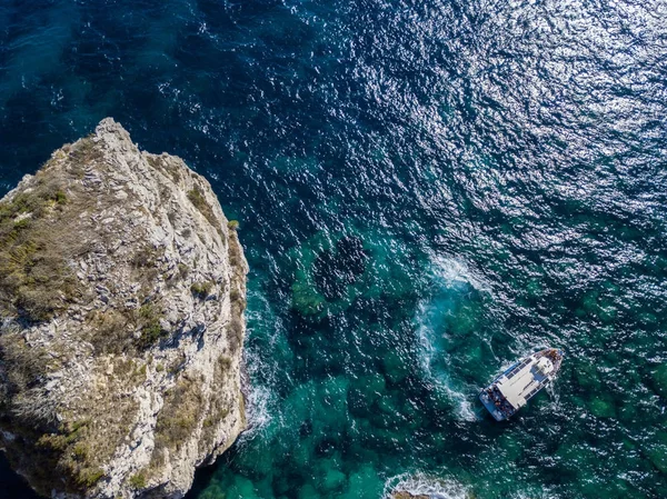 Beyaz kalker kayalıklardan, kayalıkları üzerinde havadan görünümü. Bonifacio. Turistlerle yelkenli tekneler. Corsica, Fransa. Corsica Sardunya dan ayıran Bonifacio Boğazı