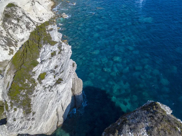 Вид с воздуха на белые известняковые скалы, скалы. Бонифачо. Корсика, Франция. Пролив Бонифачо отделяет Корсику от Сардинии — стоковое фото