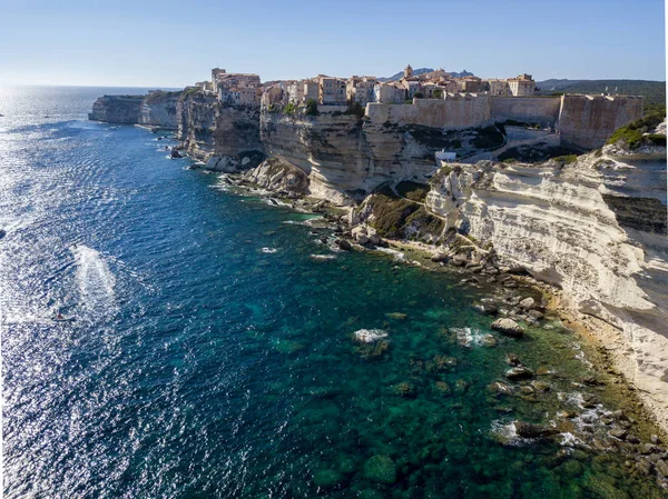 Vista aérea del casco antiguo de Bonifacio construida sobre acantilados de piedra caliza blanca, acantilados. En el puerto. Córcega, Francia —  Fotos de Stock