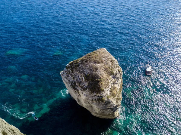 Beyaz kalker kayalıklardan, kayalıkları üzerinde havadan görünümü. Bonifacio. Turistlerle yelkenli tekneler. Corsica, Fransa. Corsica Sardunya dan ayıran Bonifacio Boğazı