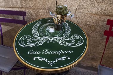 Ajaccio, 01/09/2017: masa ve sandalyeler bar Maison Bonaparte, 1967 beri tarihi anıt Bonaparte ailesinin ve Napolyon'un doğum yeri atalarının evi dışında Casa Buonaparte