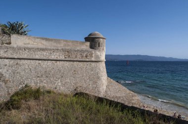Corsica, 01/09/2017: antik duvarlar 15. yüzyıl Kalesi Ajaccio, Akdeniz ve kentsel plaj bakan II. Dünya Savaşı sırasında bir hapishane olan heybetli bir askeri kale
