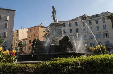 Corsica, 01/09/2017: Napoleon Birinci konsül, 1804 yılında Francesco Massimiliano Laborer, yer Foch, Ajaccio en önemli Meydanı dört Lions çeşme parçası tarafından yapılan heykel olarak ayrıntılarını