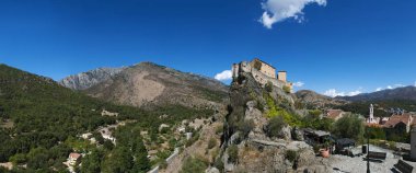 Corsica, 31/08/2017: manzarası ve panoramik Corte, Haute Corse, iç adanın en büyük köyü ünlü eski köy tünemiş Kalesi