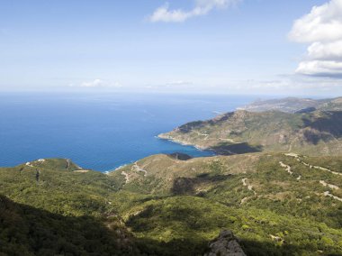 Korsika sahil dolambaçlı yollar ve koyları ile kristal deniz hava görünümünü. Cap Corse Yarımadası, Corsica. Kıyı şeridi. Anse d'Aliso. Aliso Körfez. Fransa