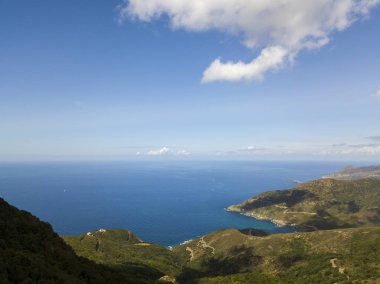 Korsika sahil dolambaçlı yollar ve koyları ile kristal deniz hava görünümünü. Cap Corse Yarımadası, Corsica. Kıyı şeridi. Anse d'Aliso. Aliso Körfez. Fransa