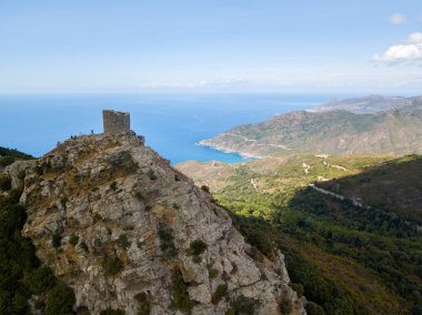 Muhafız Kulesi, 1840 yılından bu yana tarihi anıt olarak havadan görünümü Seneca kulenin kalp 16. yüzyılda Cape Corse, Korsika, Fransa, antik Ceneviz kulesi inşa