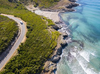 Korsika sahil dolambaçlı yollar ve koyları ile kristal deniz hava görünümünü. Cap Corse Yarımadası, Corsica. Kıyı şeridi. Anse d'Aliso. Aliso Körfez. Fransa