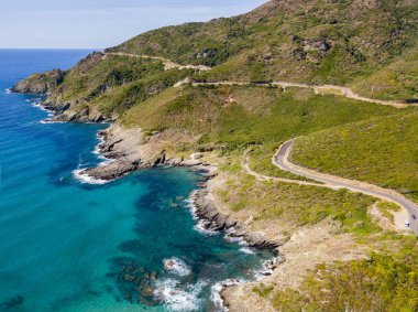 Korsika sahil dolambaçlı yollar ve koyları ile kristal deniz hava görünümünü. Cap Corse Yarımadası, Corsica. Kıyı şeridi. Anse d'Aliso. Aliso Körfez. Fransa