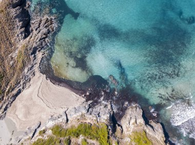 Denizde hava görünümünü taş. Yukarıda, şeffaf su Marnixkade tabanının genel bakış. Yüzücüler, su üzerinde yüzen yıkananlara