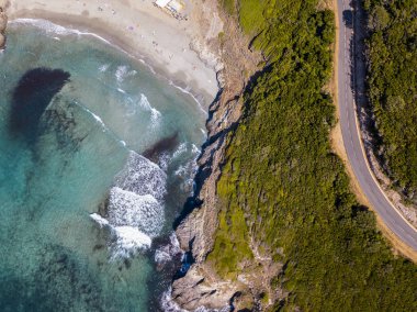 Korsika sahil dolambaçlı yollar ve koyları ile kristal deniz hava görünümünü. Cap Corse Yarımadası, Corsica. Kıyı şeridi. Anse d'Aliso. Aliso Körfez. Fransa