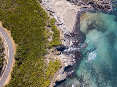 Korsika sahil dolambaçlı yollar ve koyları ile kristal deniz hava görünümünü. Cap Corse Yarımadası, Corsica. Kıyı şeridi. Anse d'Aliso. Aliso Körfez. Fransa