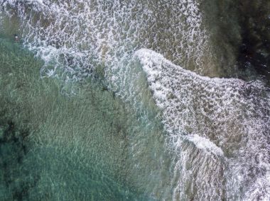 Denizde hava görünümünü taş. Yukarıda, şeffaf su Marnixkade tabanının genel bakış. Yüzücüler, su üzerinde yüzen yıkananlara