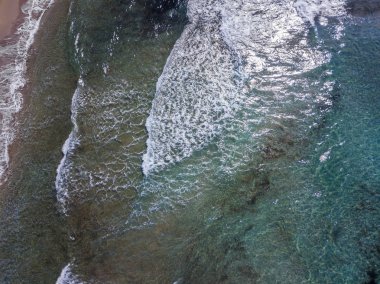 Denizde hava görünümünü taş. Yukarıda, şeffaf su Marnixkade tabanının genel bakış. Yüzücüler, su üzerinde yüzen yıkananlara