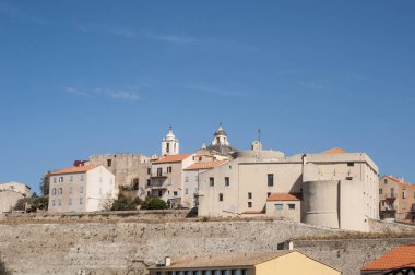 Corsica, 03/09/2017: Calvi, ünlü turistik hedef eski duvarları ve kiliselerin çan kulelerinin adanın kuzeybatı sahilindeki antik kale manzarası görünümünü 