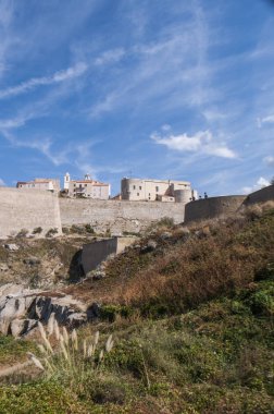 Corsica, 03/09/2017: Calvi, ünlü turistik hedef eski duvarları ve kiliselerin çan kulelerinin adanın kuzeybatı sahilindeki antik kale manzarası görünümünü 