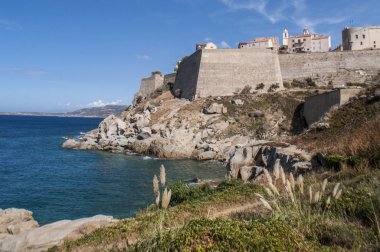 Corsica, 03/09/2017: Calvi, ünlü turizm eski duvarları ile adanın kuzeybatı sahilindeki antik kale manzarası görünümünü ve Akdeniz deniz 