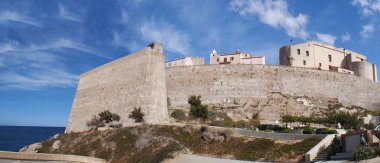 Corsica, 03/09/2017: Calvi, ünlü turizm eski duvarları ile adanın kuzeybatı sahilindeki antik kale manzarası görünümünü ve Akdeniz deniz 