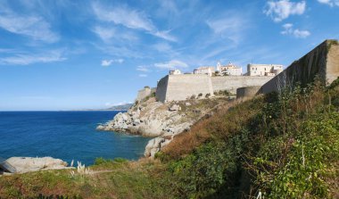 Corsica, 03/09/2017: Calvi, ünlü turizm eski duvarları ile adanın kuzeybatı sahilindeki antik kale manzarası görünümünü ve Akdeniz deniz 