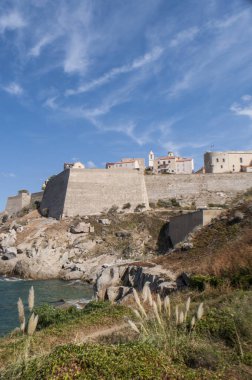Corsica, 03/09/2017: Calvi, ünlü turizm eski duvarları ile adanın kuzeybatı sahilindeki antik kale manzarası görünümünü ve Akdeniz deniz 