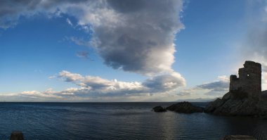 Corsica, 02/09/2017: Akdeniz ve tur derbalunga, yıkık bir Ceneviz Kulesi Erbalunga yakınındaki komün Brando (Haute-Corse) Cap Corse doğu kıyısında yer alan 