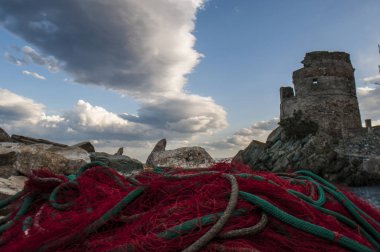 Corsica, 02/09/2017: bir balık net ve tur derbalunga, yıkık bir Ceneviz Kulesi Erbalunga yakınındaki komün Brando (Haute-Corse) Cap Corse doğu kıyısında yer alan 