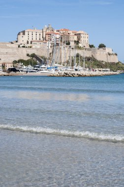 Corsica, 03/09/2017: Calvi, Kuzeybatı sahilindeki antik duvarlar ve Marina tekne ile ünlü turizm eski Kalesi manzarası görünümünü ve Akdeniz deniz