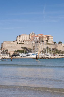 Corsica, 03/09/2017: Calvi, Kuzeybatı sahilindeki antik duvarlar ve Marina tekne ile ünlü turizm eski Kalesi manzarası görünümünü ve Akdeniz deniz